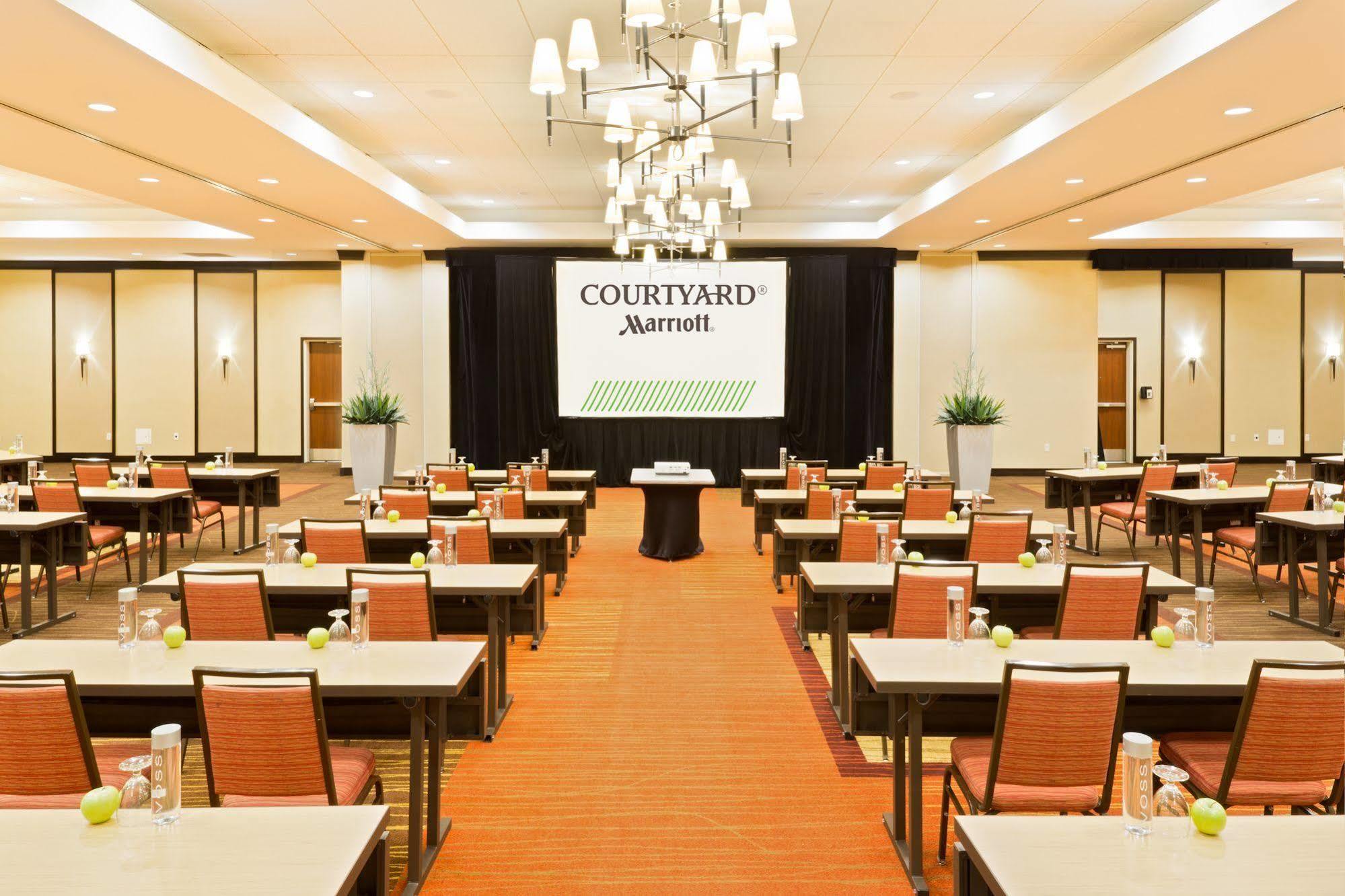 Courtyard Fort Wayne Downtown At Grand Wayne Convention Center Hotel Ngoại thất bức ảnh